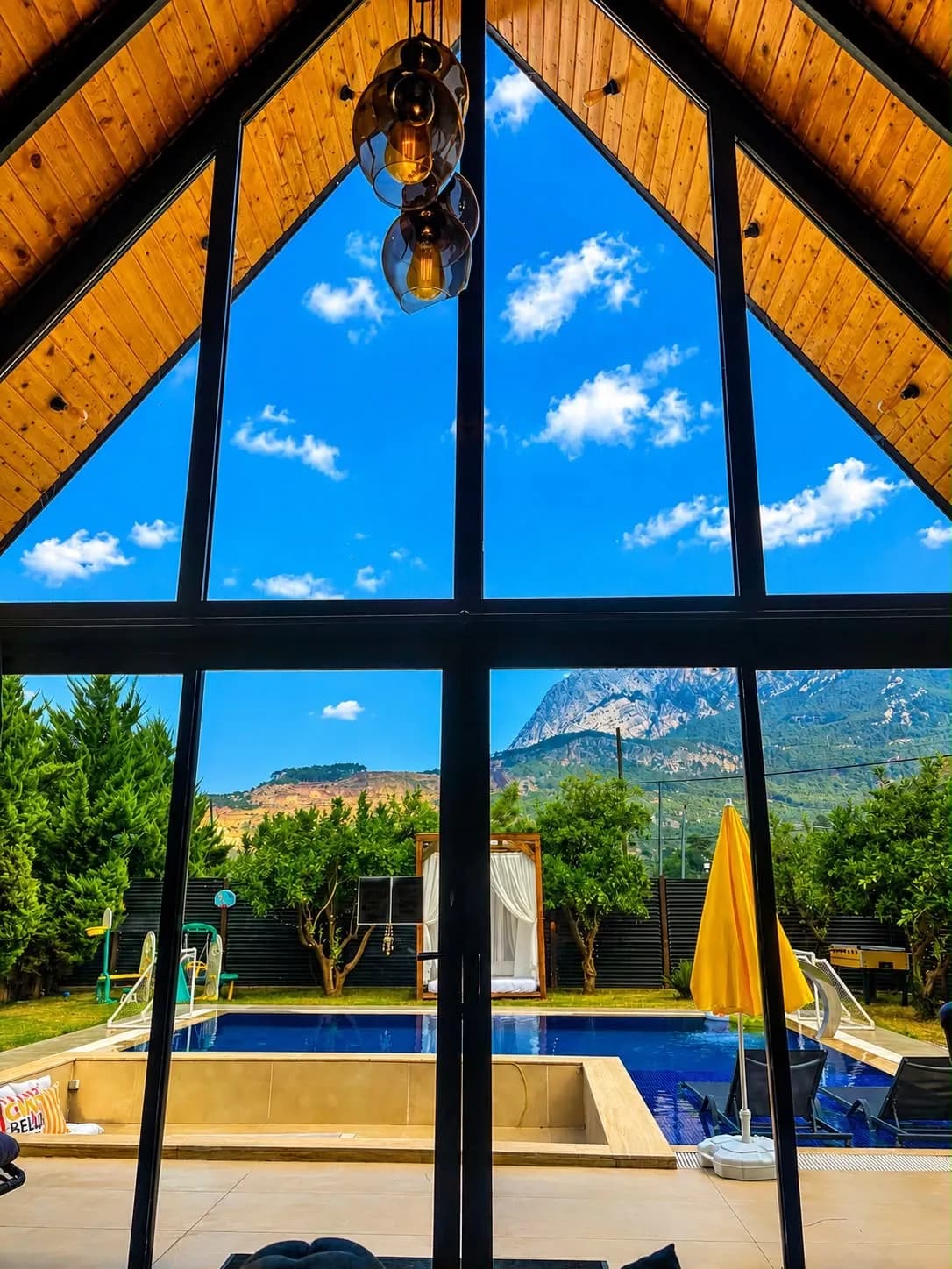 Bungalovun penceresinden Beydağları manzarası