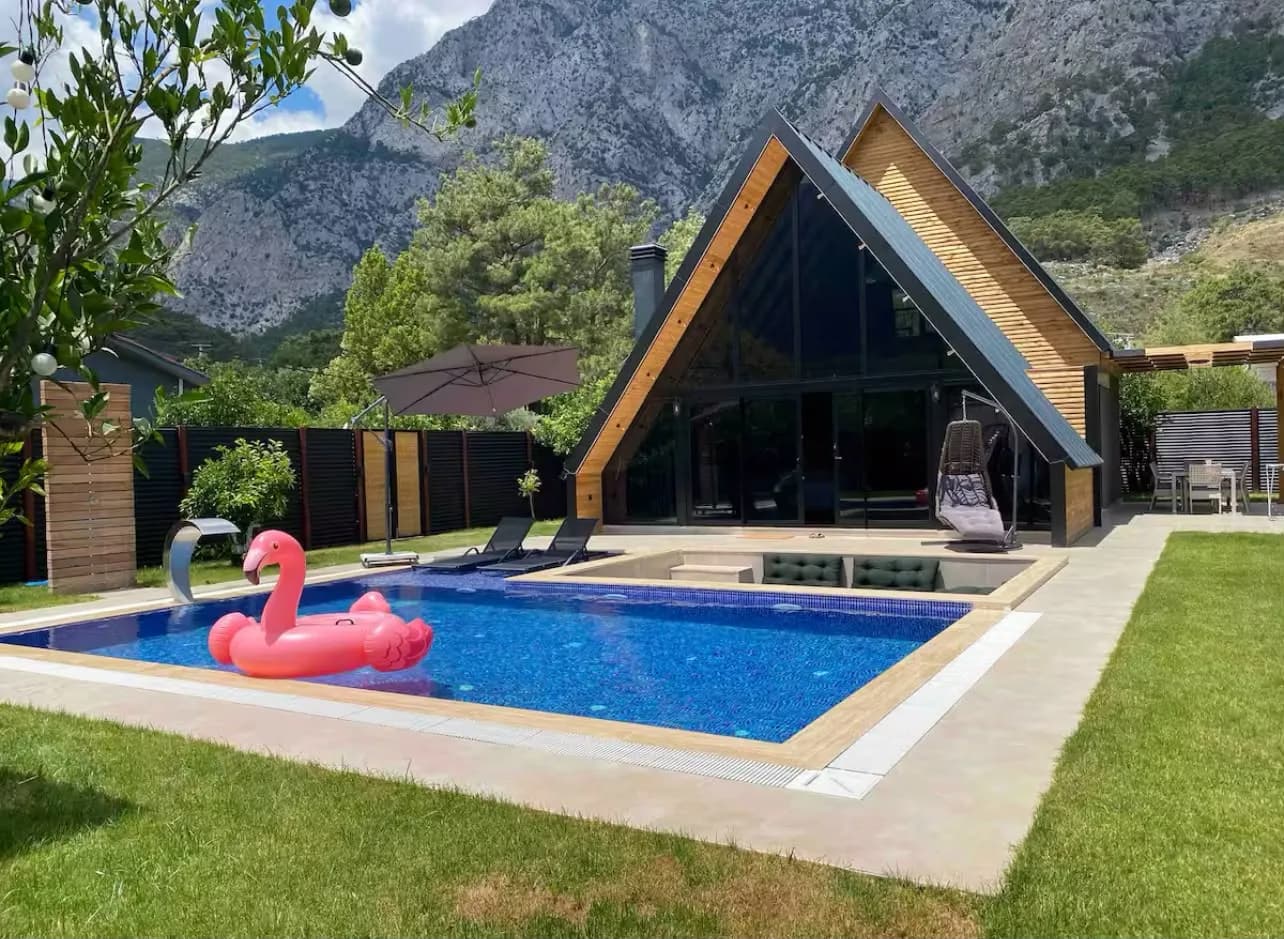 Pars Bungalov’un özel havuzu ve Beydağları manzarası